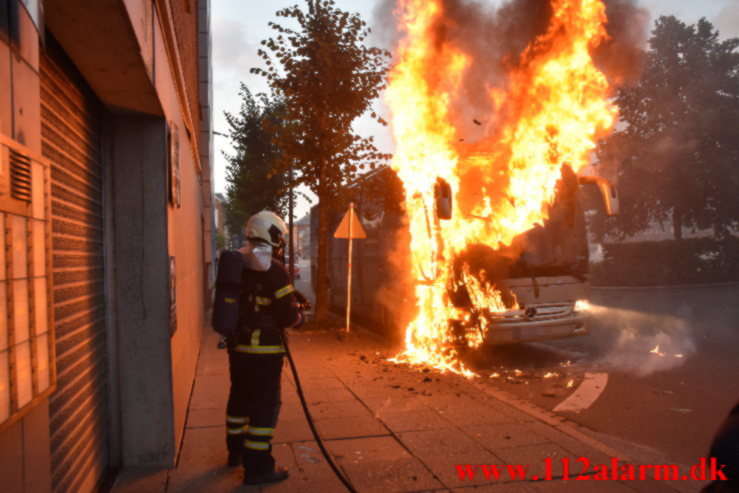 Brand i en Polsk bus. Banegården i Vejle. 13/08-2021. KL. 20:46.