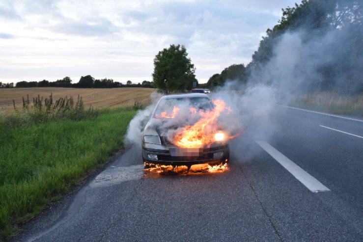 Bilbrand. Hovedvejen ved Viuf. 19/08-2021. Kl. 20:18.