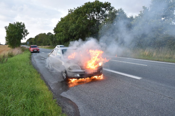 Bilbrand. Hovedvejen ved Viuf. 19/08-2021. Kl. 20:18.