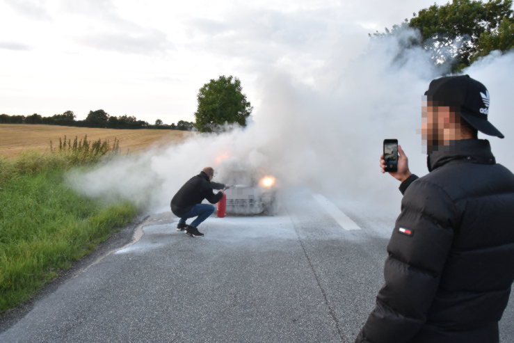 Bilbrand. Hovedvejen ved Viuf. 19/08-2021. Kl. 20:18.