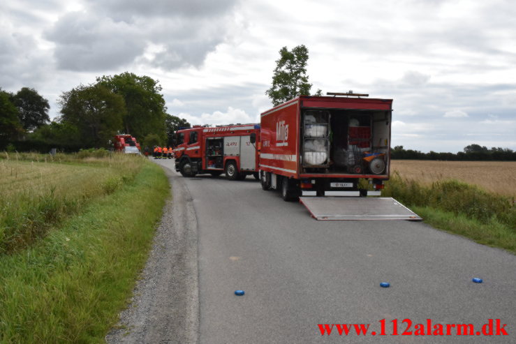 Lastbilen havnede i grøften. Tiufkærvej ved Tiufkær. 20/08-2021. Kl. 08:21.