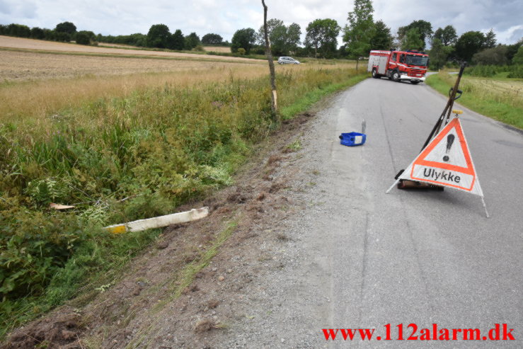 Lastbilen havnede i grøften. Tiufkærvej ved Tiufkær. 20/08-2021. Kl. 08:21.