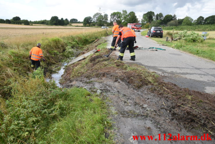 Lastbilen havnede i grøften. Tiufkærvej ved Tiufkær. 20/08-2021. Kl. 08:21.