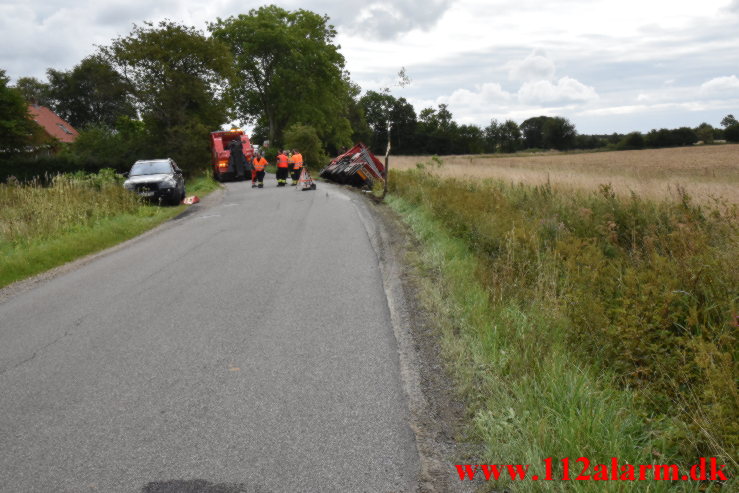 Lastbilen havnede i grøften. Tiufkærvej ved Tiufkær. 20/08-2021. Kl. 08:21.