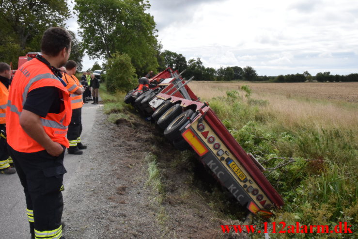 Lastbilen havnede i grøften. Tiufkærvej ved Tiufkær. 20/08-2021. Kl. 08:21.