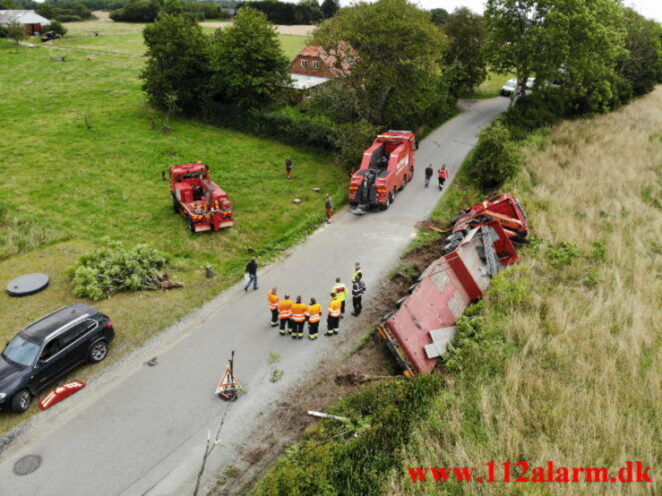 Lastbilen havnede i grøften. Tiufkærvej ved Tiufkær. 20/08-2021. Kl. 08:21.