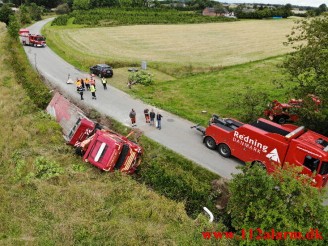 Lastbilen havnede i grøften. Tiufkærvej ved Tiufkær. 20/08-2021. Kl. 08:21.