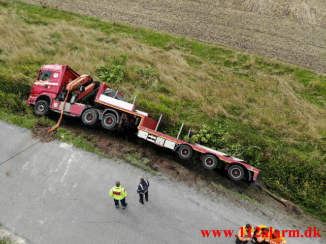 Lastbilen havnede i grøften. Tiufkærvej ved Tiufkær. 20/08-2021. Kl. 08:21.