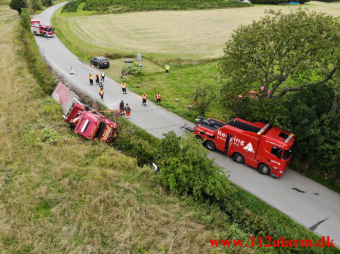 Lastbilen havnede i grøften. Tiufkærvej ved Tiufkær. 20/08-2021. Kl. 08:21.