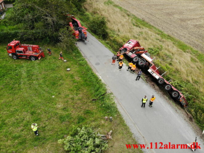 Lastbilen havnede i grøften. Tiufkærvej ved Tiufkær. 20/08-2021. Kl. 08:21.