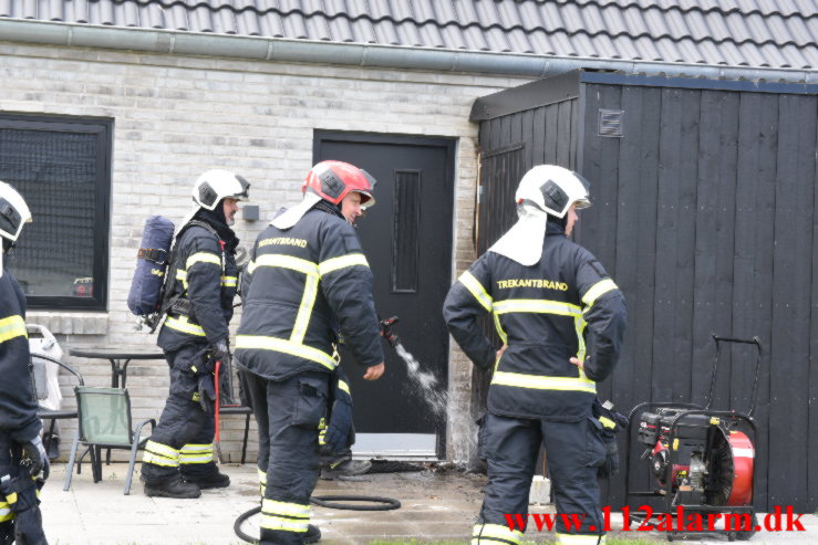 Askebæger satte ild til skuret. Boeskærvej i Vejle. 30/08-2021. KL. 12:10.