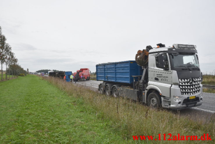 Anhænger kom i slinger og lad sig ned. Østjyske Motorvej ved Hedensted. 21/09-2021. Kl. 10:25.