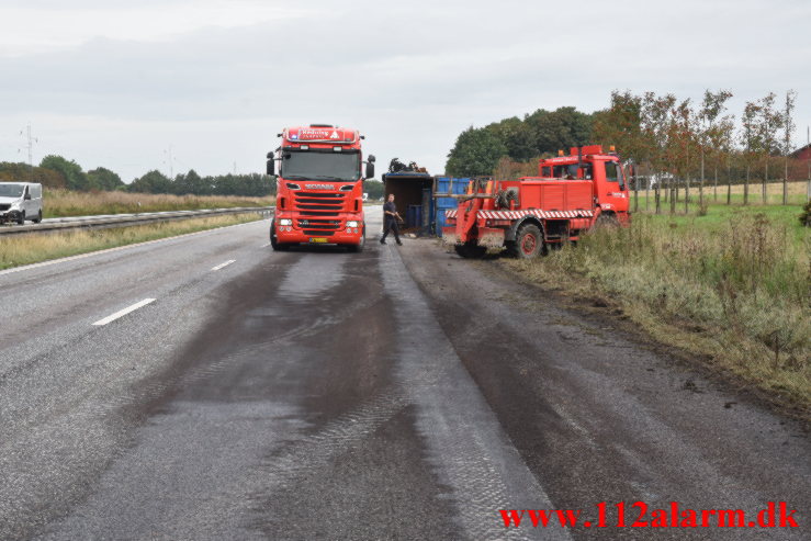 Anhænger kom i slinger og lad sig ned. Østjyske Motorvej ved Hedensted. 21/09-2021. Kl. 10:25.