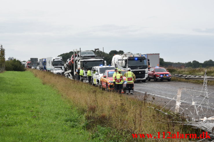 Anhænger kom i slinger og lad sig ned. Østjyske Motorvej ved Hedensted. 21/09-2021. Kl. 10:25.