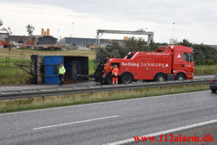 Anhænger kom i slinger og lad sig ned. Østjyske Motorvej ved Hedensted. 21/09-2021. Kl. 10:25.