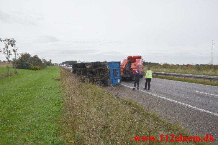 Anhænger kom i slinger og lad sig ned. Østjyske Motorvej ved Hedensted. 21/09-2021. Kl. 10:25.