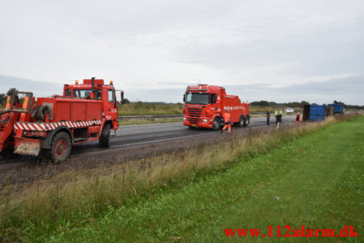 Anhænger kom i slinger og lad sig ned. Østjyske Motorvej ved Hedensted. 21/09-2021. Kl. 10:25.