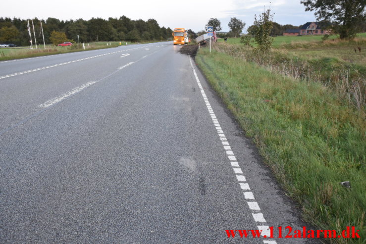 Lastbilen røg ud på marken. Viborg Hovedvej ud for Tørring. 30/09-2021. Kl. 16:10.