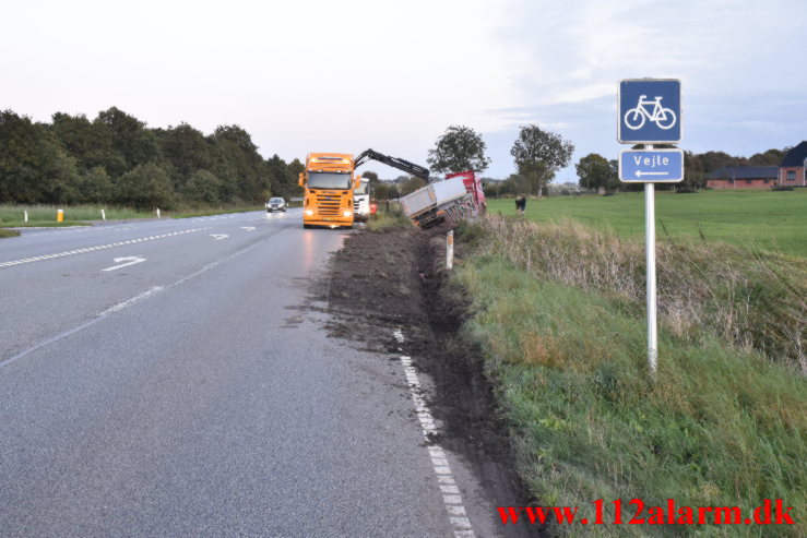 Lastbilen røg ud på marken. Viborg Hovedvej ud for Tørring. 30/09-2021. Kl. 16:10.