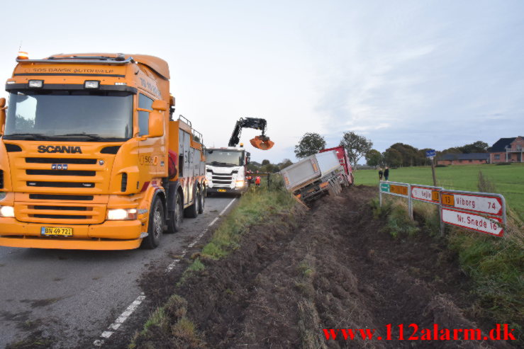 Lastbilen røg ud på marken. Viborg Hovedvej ud for Tørring. 30/09-2021. Kl. 16:10.