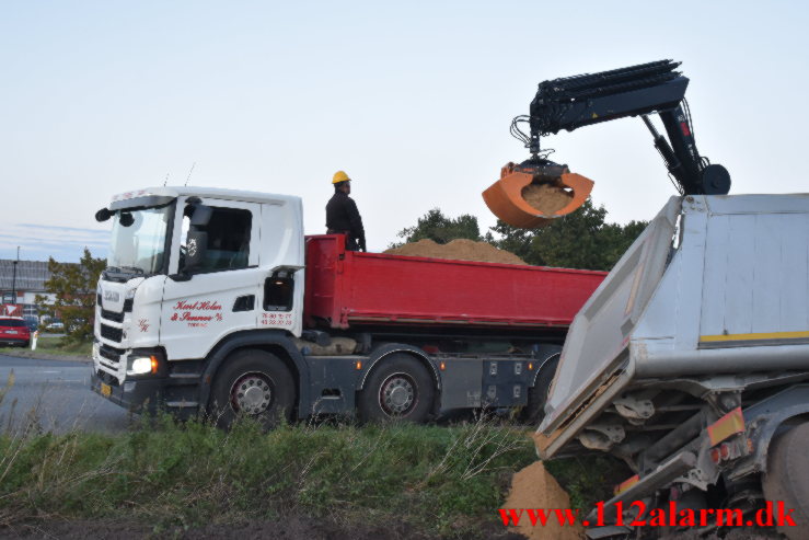 Lastbilen røg ud på marken. Viborg Hovedvej ud for Tørring. 30/09-2021. Kl. 16:10.