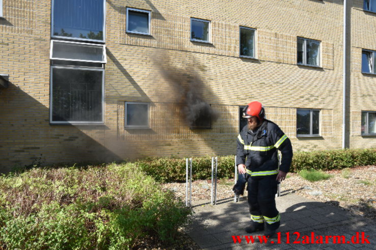 Handicappet dame i kørestol hjulpet ud i sidste øjeblik. Løget Høj 12c i Vejle. 03/09-2021. KL. 10:53.