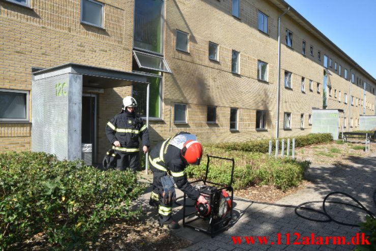 Handicappet dame i kørestol hjulpet ud i sidste øjeblik. Løget Høj 12c i Vejle. 03/09-2021. KL. 10:53.