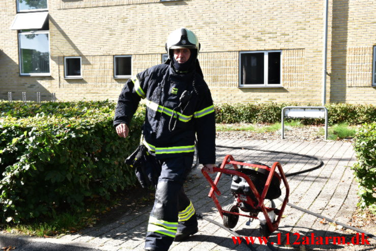 Handicappet dame i kørestol hjulpet ud i sidste øjeblik. Løget Høj 12c i Vejle. 03/09-2021. KL. 10:53.