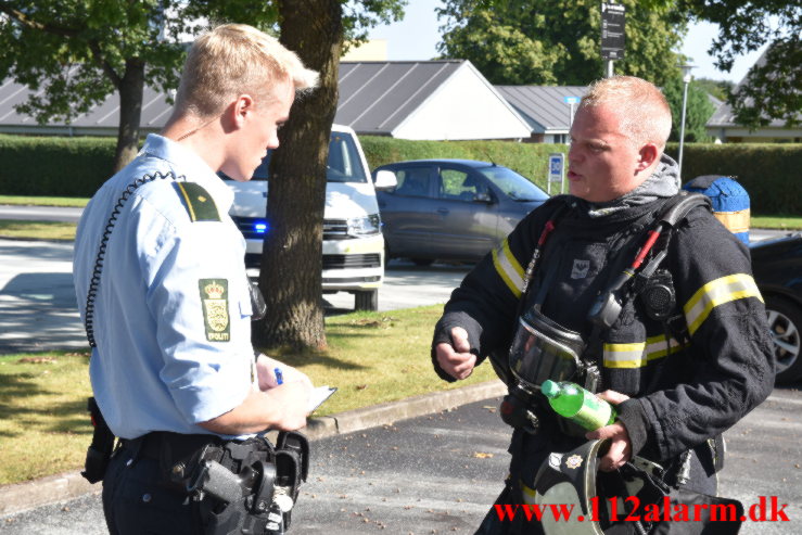 Handicappet dame i kørestol hjulpet ud i sidste øjeblik. Løget Høj 12c i Vejle. 03/09-2021. KL. 10:53.