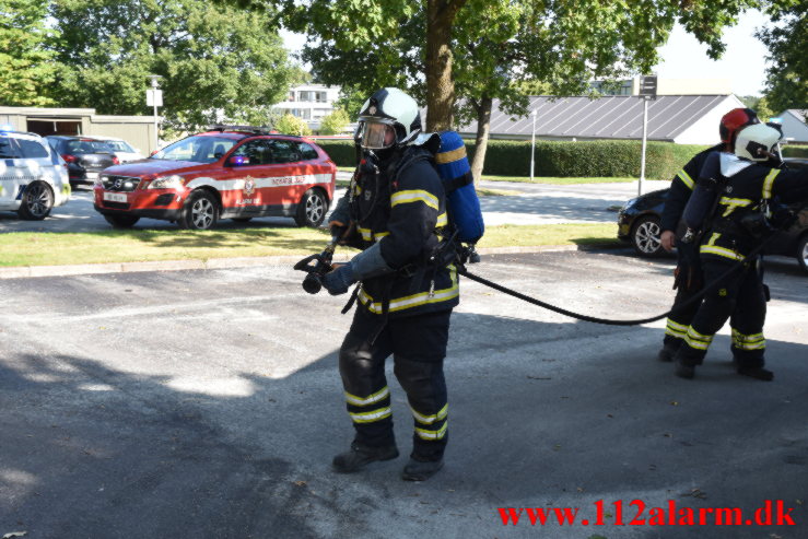 Handicappet dame i kørestol hjulpet ud i sidste øjeblik. Løget Høj 12c i Vejle. 03/09-2021. KL. 10:53.