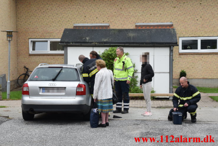 Lille pige låst i ned i bilen. Ribe Landevej i Vejle. 07/09-2021. Kl. 08:13.