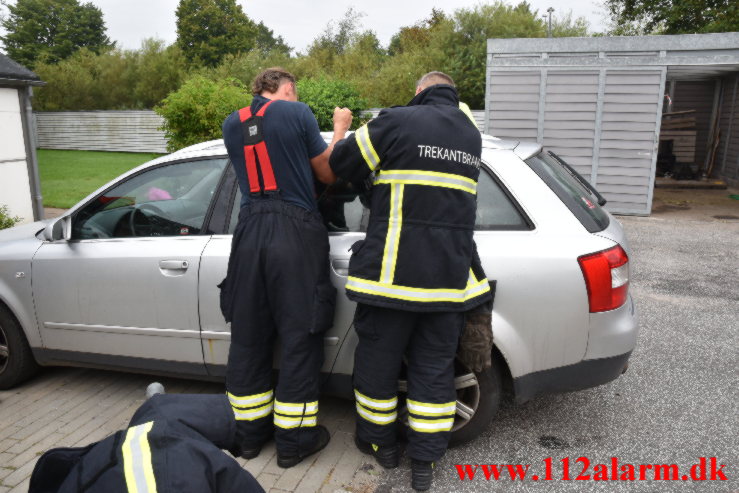 Lille pige låst i ned i bilen. Ribe Landevej i Vejle. 07/09-2021. Kl. 08:13.