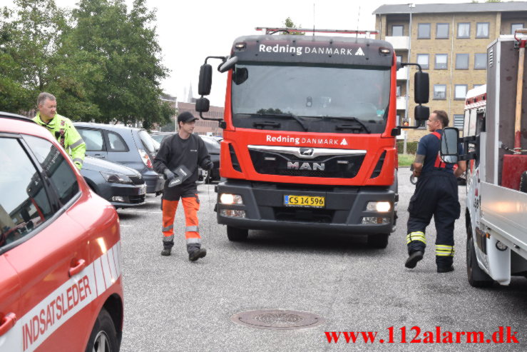 Lille pige låst i ned i bilen. Ribe Landevej i Vejle. 07/09-2021. Kl. 08:13.