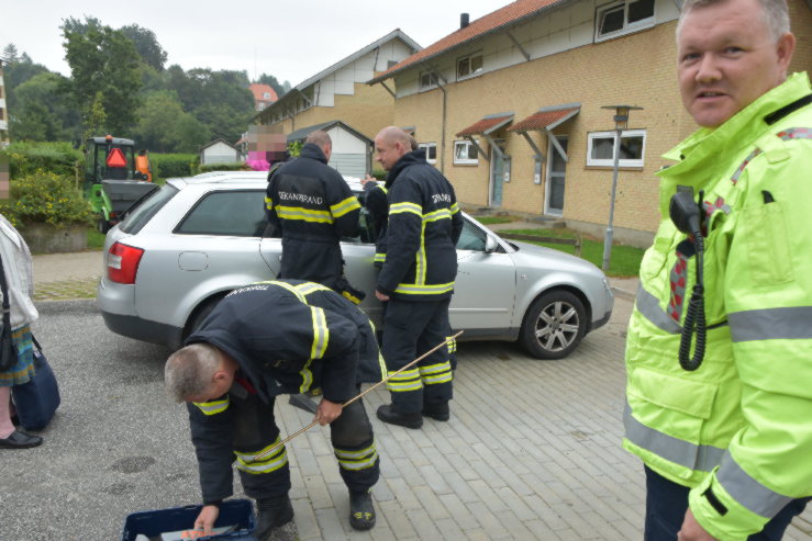 Lille pige låst i ned i bilen. Ribe Landevej i Vejle. 07/09-2021. Kl. 08:13.