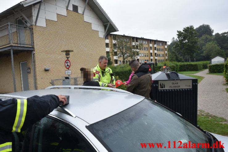 Lille pige låst i ned i bilen. Ribe Landevej i Vejle. 07/09-2021. Kl. 08:13.