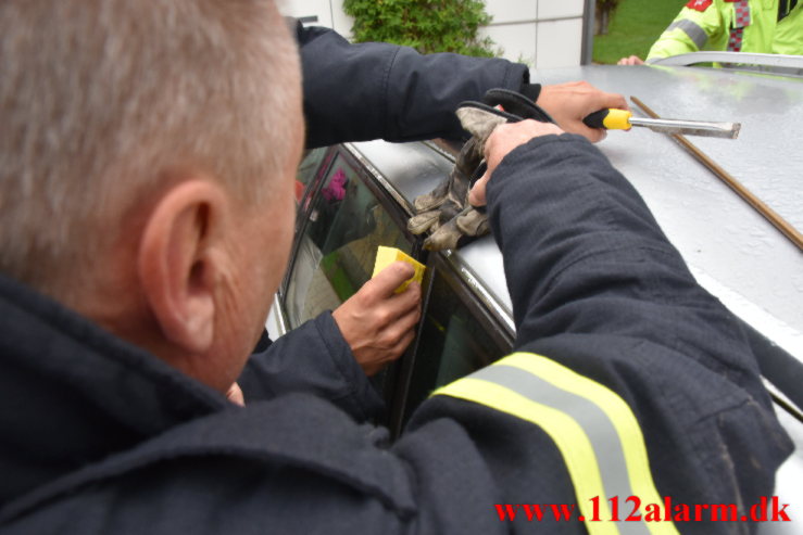 Lille pige låst i ned i bilen. Ribe Landevej i Vejle. 07/09-2021. Kl. 08:13.