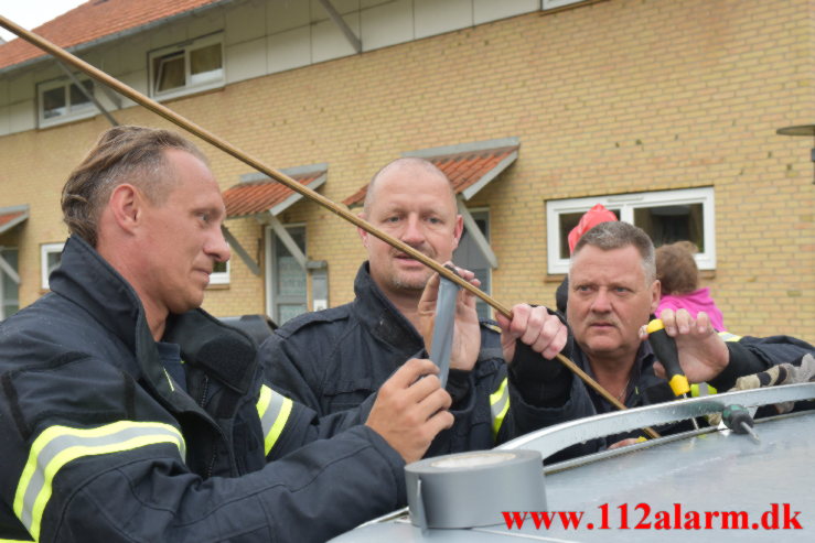 Lille pige låst i ned i bilen. Ribe Landevej i Vejle. 07/09-2021. Kl. 08:13.