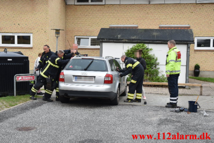 Lille pige låst i ned i bilen. Ribe Landevej i Vejle. 07/09-2021. Kl. 08:13.