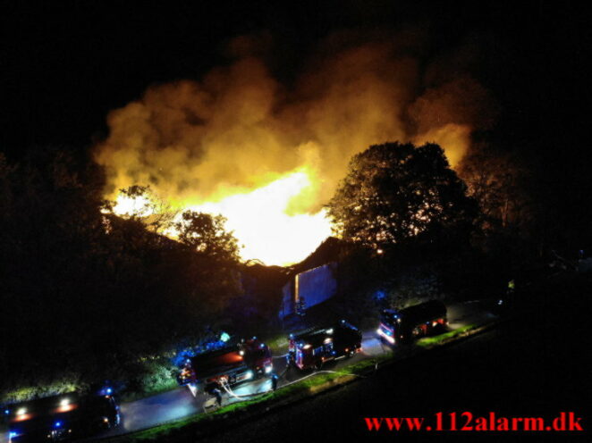 Voldsom Gårdbrand. Oustrupvej ude i Vork. 04/10-2021. Kl. 21:44.