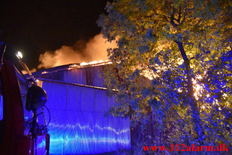 Voldsom Gårdbrand. Oustrupvej ude i Vork. 04/10-2021. Kl. 21:44.