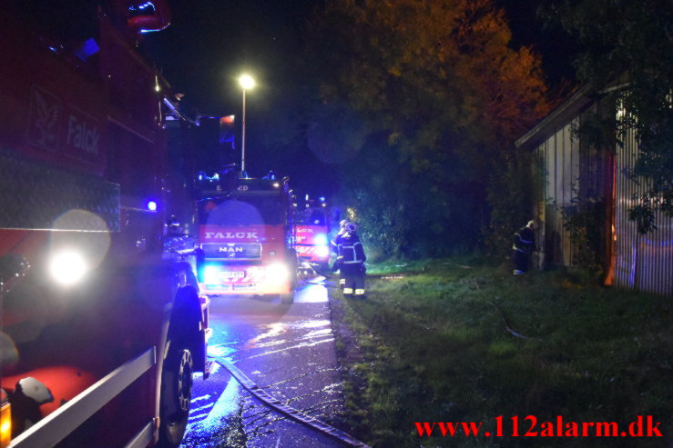 Voldsom Gårdbrand. Oustrupvej ude i Vork. 04/10-2021. Kl. 21:44.