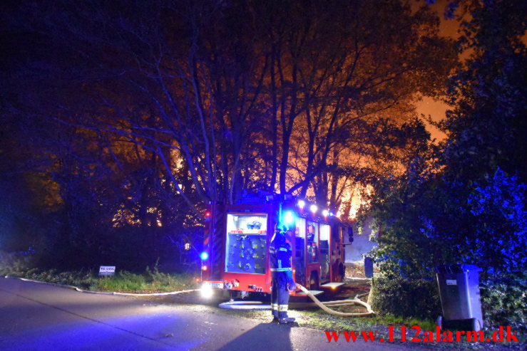 Voldsom Gårdbrand. Oustrupvej ude i Vork. 04/10-2021. Kl. 21:44.