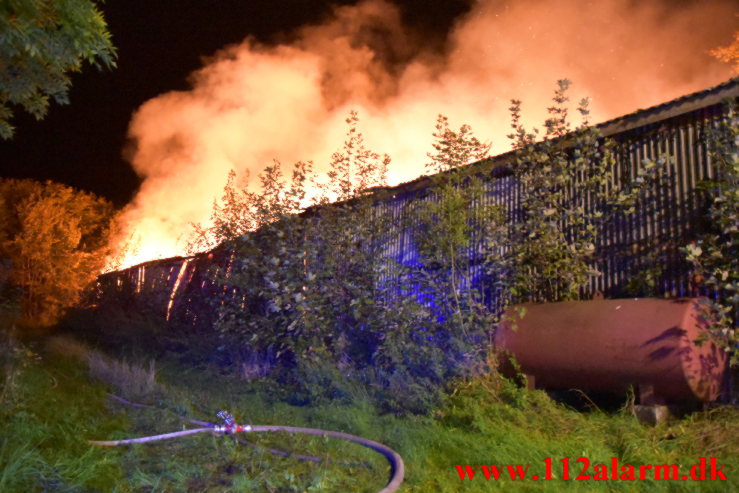 Voldsom Gårdbrand. Oustrupvej ude i Vork. 04/10-2021. Kl. 21:44.