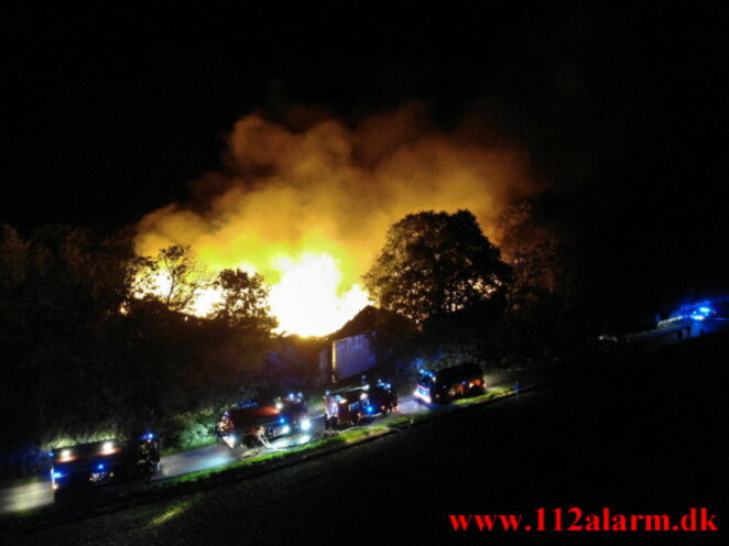 Voldsom Gårdbrand. Oustrupvej ude i Vork. 04/10-2021. Kl. 21:44.