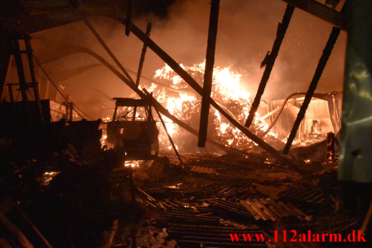 Voldsom Gårdbrand. Oustrupvej ude i Vork. 04/10-2021. Kl. 21:44.