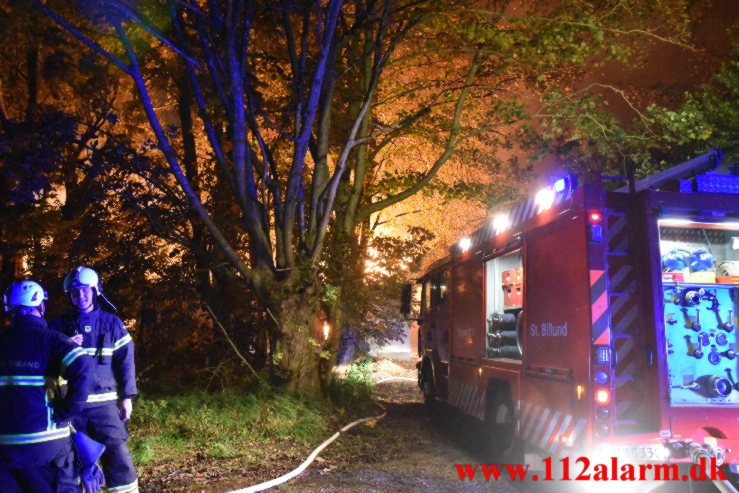 Voldsom Gårdbrand. Oustrupvej ude i Vork. 04/10-2021. Kl. 21:44.