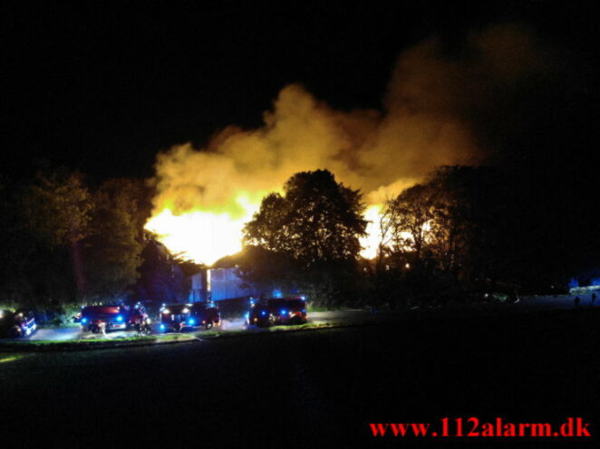 Voldsom Gårdbrand. Oustrupvej ude i Vork. 04/10-2021. Kl. 21:44.