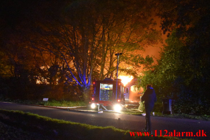 Voldsom Gårdbrand. Oustrupvej ude i Vork. 04/10-2021. Kl. 21:44.