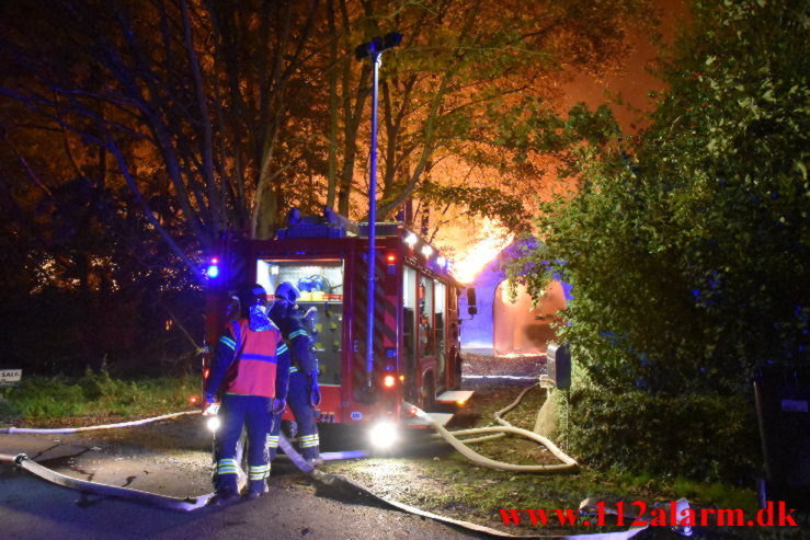 Voldsom Gårdbrand. Oustrupvej ude i Vork. 04/10-2021. Kl. 21:44.