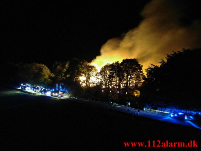 Voldsom Gårdbrand. Oustrupvej ude i Vork. 04/10-2021. Kl. 21:44.